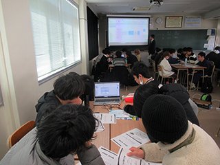 シミュレーターを前に 真剣に取り組む学生たち