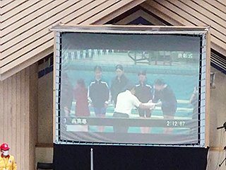 女子メドレーリレー銅メダル！ （右から建築学科3年 金満二葉さん、建築学科2年 百相里花さん、 建築学科1年 川畑美津生さん、環境都市工学科4年 三浦琴葉さん）