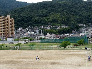会場設営と同時に陸上競技場でアップしています