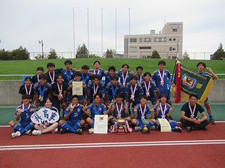 優勝旗、優勝杯、メダルと 一緒に記念写真