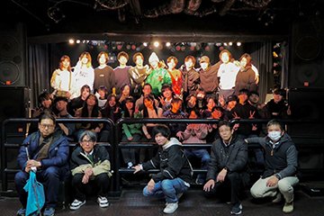 引率教員と参加学生の集合写真