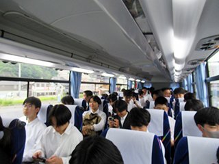 大型バスで出発です