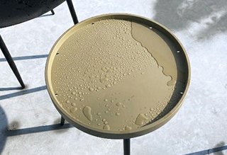 水がたまったテーブル