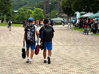 大会会場へ向かう松岡さん、山根さん