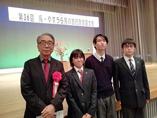左から選者（短歌の部）桑原正紀先生、岸田さん、筒井さん、倉野さん