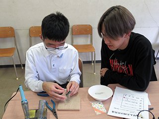 電池を入れてメロディが鳴るか確認