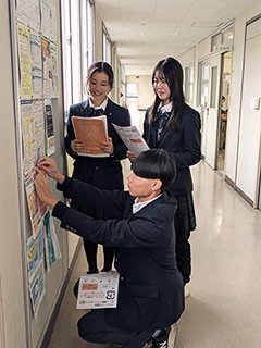 ポスターを貼る様子