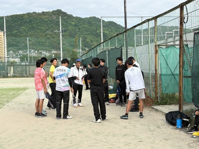 写真１：大会前、準決勝を前に呉高専テニスコートでミーティング