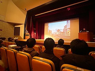 平田さんに質問する高専生（左下にマイクを持つ岩部さん）