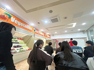 スーパーマーケットを模した教室