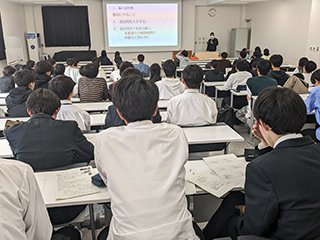 英語の勉強方について 説明をされる大森先生
