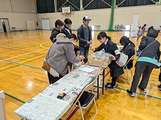 景品のお菓子と交換中