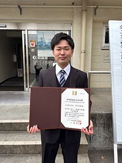 表彰状を手にした記念写真
