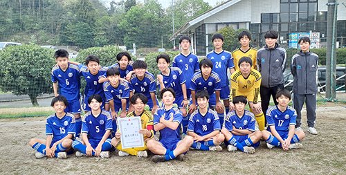 試合終了後に賞状を囲んで記念写真です