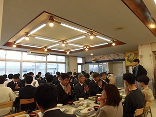 歓迎夕食会： 寮生会長の音頭で「いただきます。」