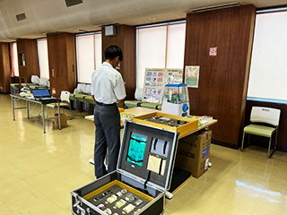 ゴミ分別についての展示を 手に取り学ぶ様子