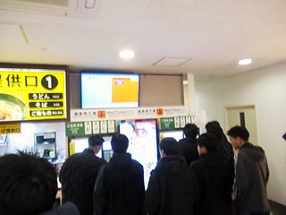 宮原SAで食事を選んでいます
