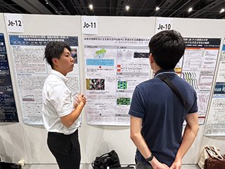 松本さんが発表している様子