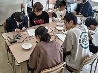 サポート学生による 工作指導 電気情報工学科5年 砂田さん、瀬戸さん