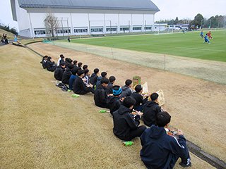 次の対戦相手となる試合を弁当を食べながら見ています