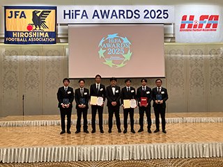 記念写真で、 左から2番目と3番目が呉高専関係者です