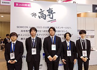 展示会場にて記念撮影