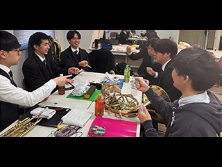 楽屋で和やかに過ごす部員たち