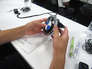 製造部品を熱心に見ています
