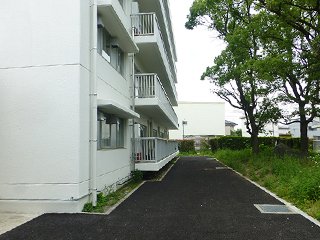 呉には無い・・・ ベランダ付きの寮棟もありました