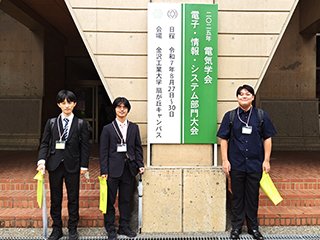大会会場前にて記念撮影