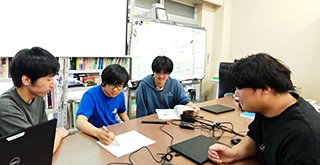 採択の知らせが届き、研究体制を検討する 専攻科1年和泉さん、佐藤さん、本科5年中田さん、森山さん