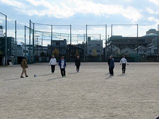 ボールと戯れるOBたち