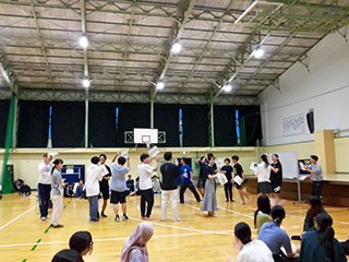 クイズ大会 不正解者は頭を抱え、正解者はガッツポーズ！