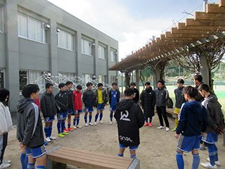 試合後のミーティングで反省しています