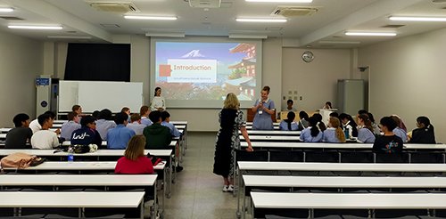welcome party（留学生の自己紹介場面）