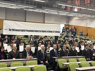 審査員と出場者の集合写真
