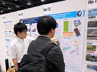 舘が発表している様子