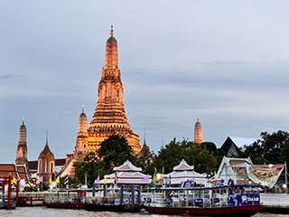 ライトアップされたWat Arun