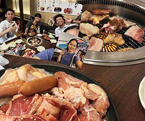 昼ご飯をたべています