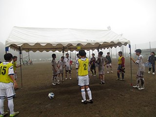 試合終了後に会場テントを片付けています