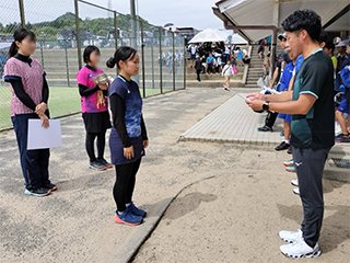 表彰式にて表彰される畑本 紗弥さん（環境都市工学科3年）