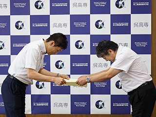 感謝状贈呈　 左：内外いくえい会髙橋代表理事　右：本校餘利野直人校長