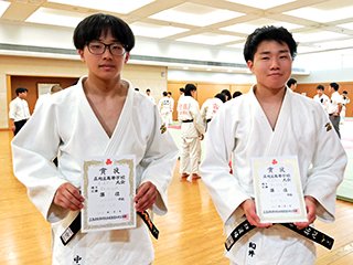 中原さん(左)と和井さん(右) 試合後の記念撮影