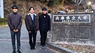 大学前にて記念撮影