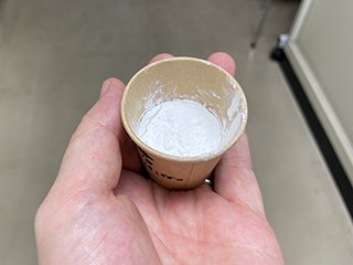 石こうと絵具に水を少しづつ混ぜながら かき混ぜていきます
