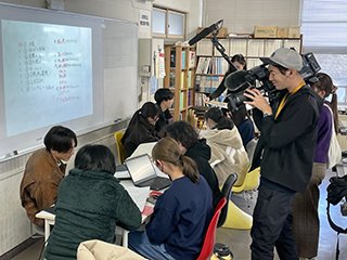 グループでの話し合っているところも 取材されました。カメラとマイクがあったので、 いつもより大人しい感じでした。