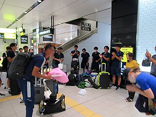 広島駅に無事到着：丸山先生に花束