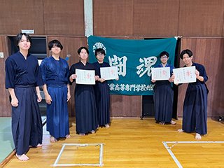 三段を保有している3年生4名と昨年夏に昇段した1年生2名