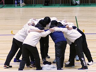 団体戦を前に円陣を組み士気を高める選手たち