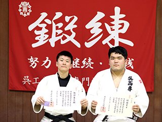 昇段証書をもって記念撮影